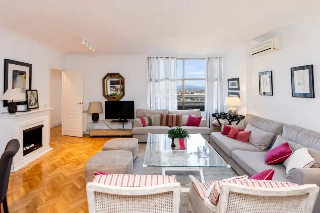Salón de piso familiar con vistas despejadas a la sierra desde la zona de estar
